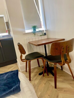 Standard Double Studio | Desk, free WiFi, bed sheets - Dalston Luxe Studios (3 Miles away from Liverpool Train Station) (London)