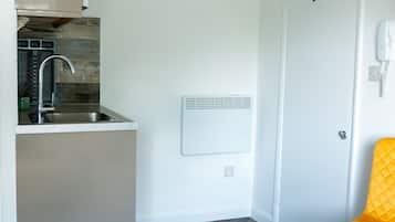 Fridge, cookware/dishes/utensils