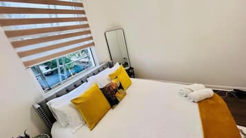 Estudio superior, baño en la habitación, vista a la ciudad | Wifi gratis y ropa de cama