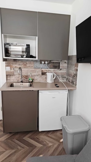 Deluxe Studio, Ensuite, City View | Private kitchen