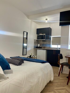 Desk, free WiFi, bed sheets - Dalston Luxe Studios (3 Miles away from Liverpool Train Station) (London)