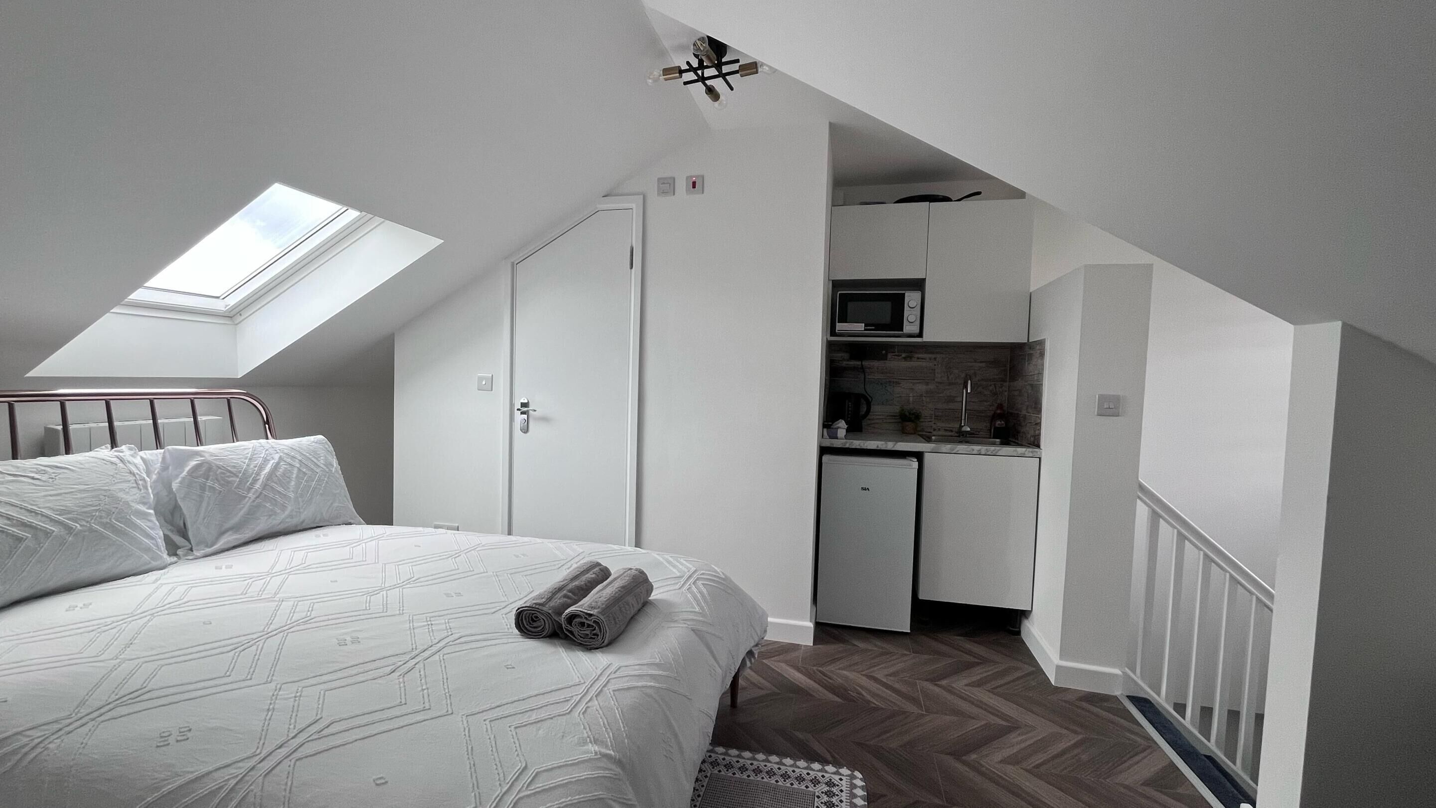 Estúdio superior, suíte | Escrivaninha, Wi-Fi de cortesia, roupa de cama