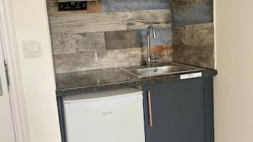 Fridge, cookware/dishes/utensils