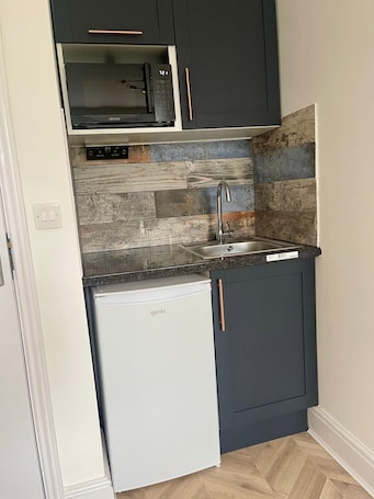 Fridge, cookware/dishes/utensils