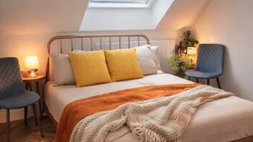 Estúdio superior, suíte | Escrivaninha, Wi-Fi de cortesia, roupa de cama