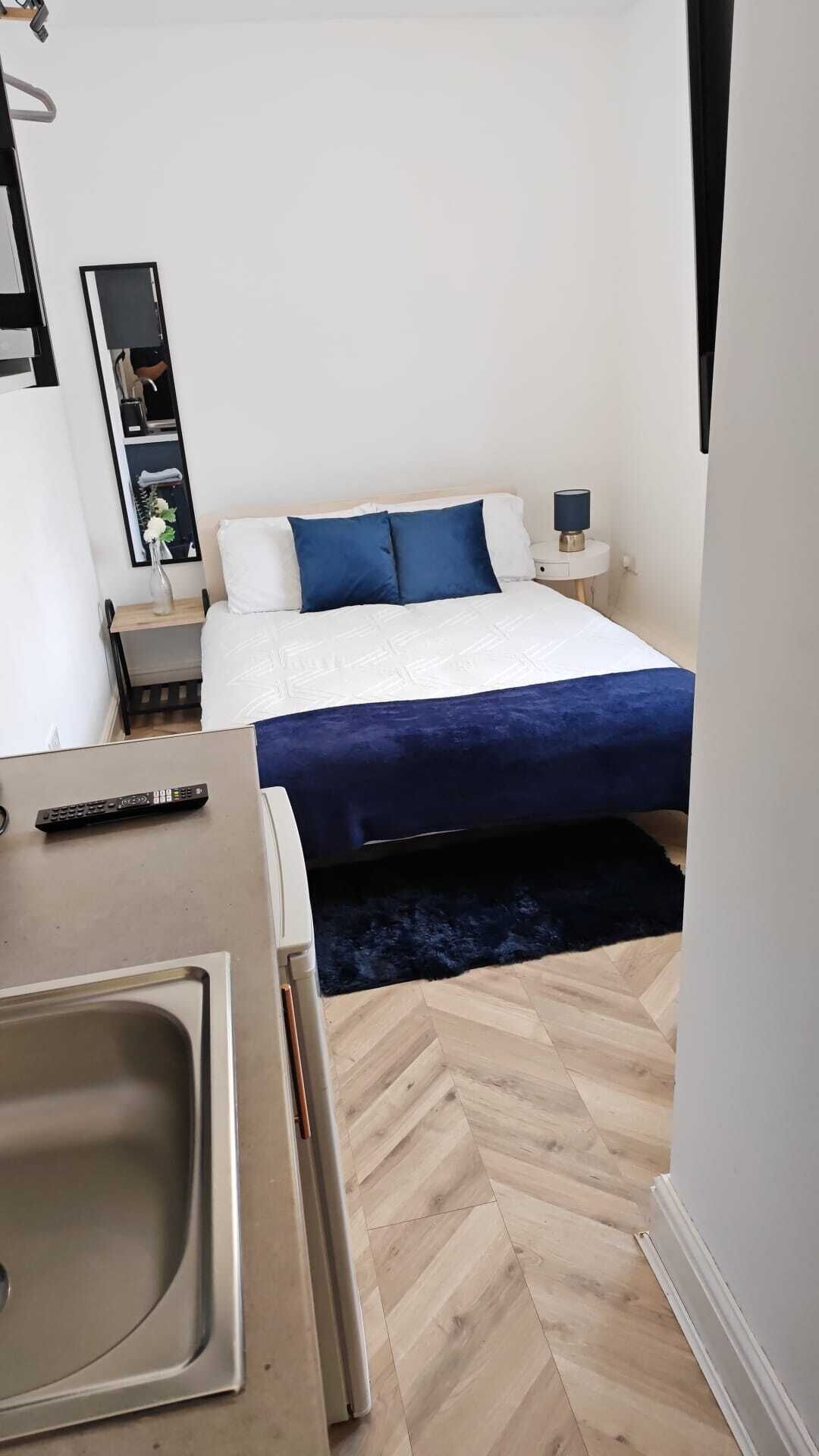 Estúdio clássico, suíte, vista para a cidade | Escrivaninha, Wi-Fi de cortesia, roupa de cama