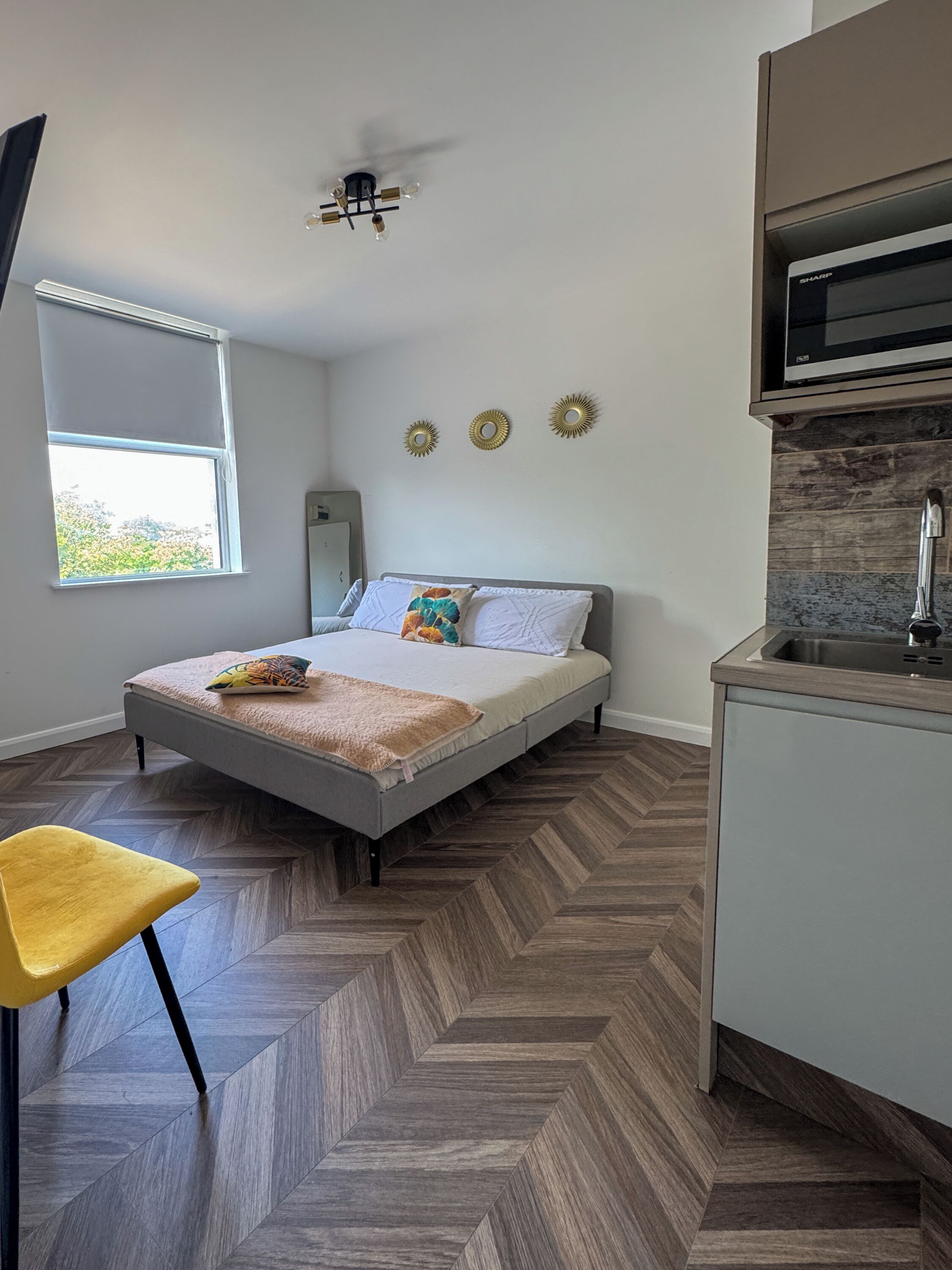 Desk, free WiFi, bed sheets