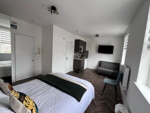 Desk, free WiFi, bed sheets - Dalston Luxe Studios (3 Miles away from Liverpool Train Station) (London)