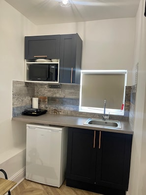 Traditional Studio, Ensuite, City View | Shared kitchen