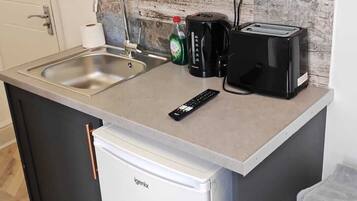 Classic Studio, Ensuite, City View | Private kitchen