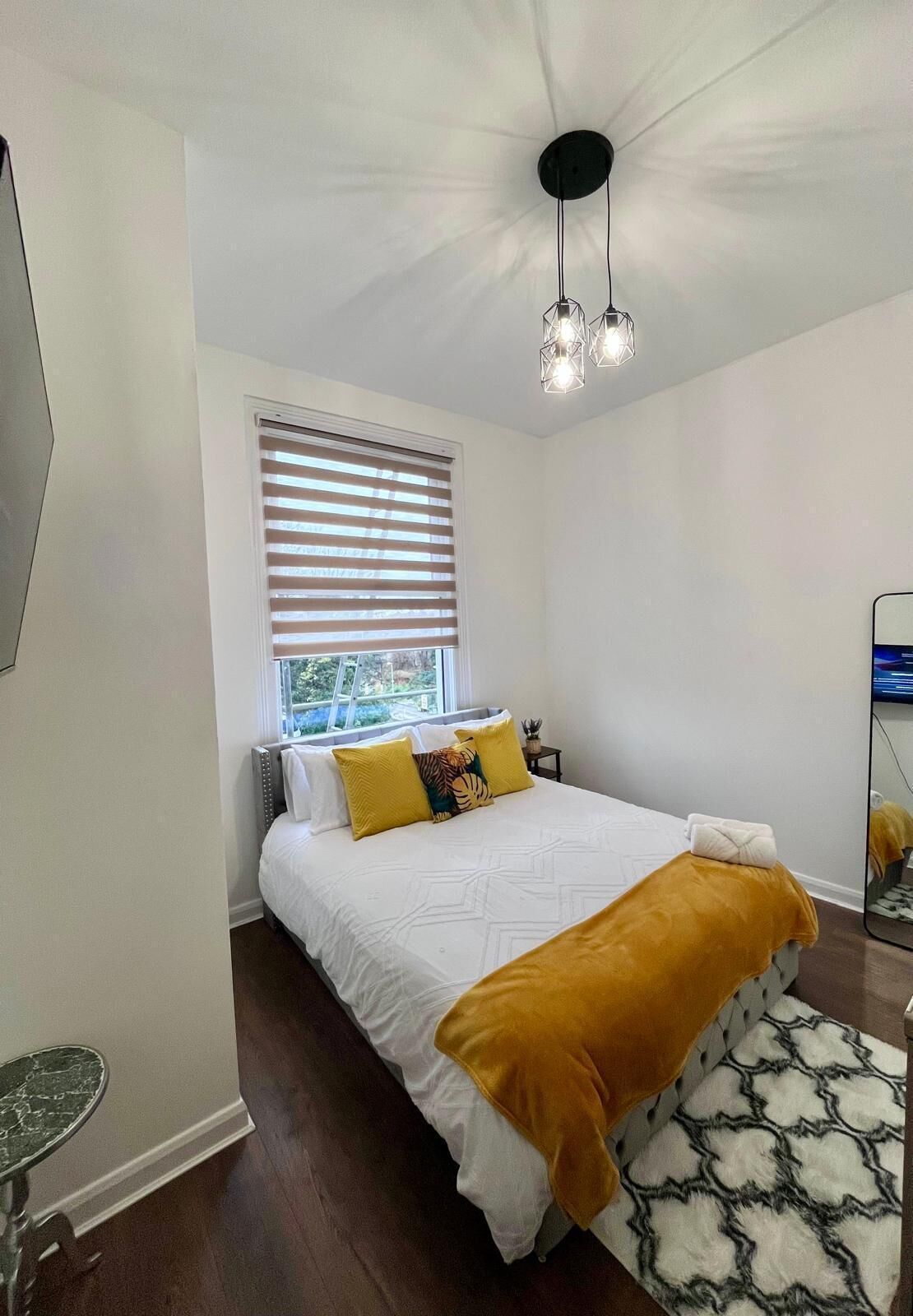 Escritorio, wifi gratis y ropa de cama 