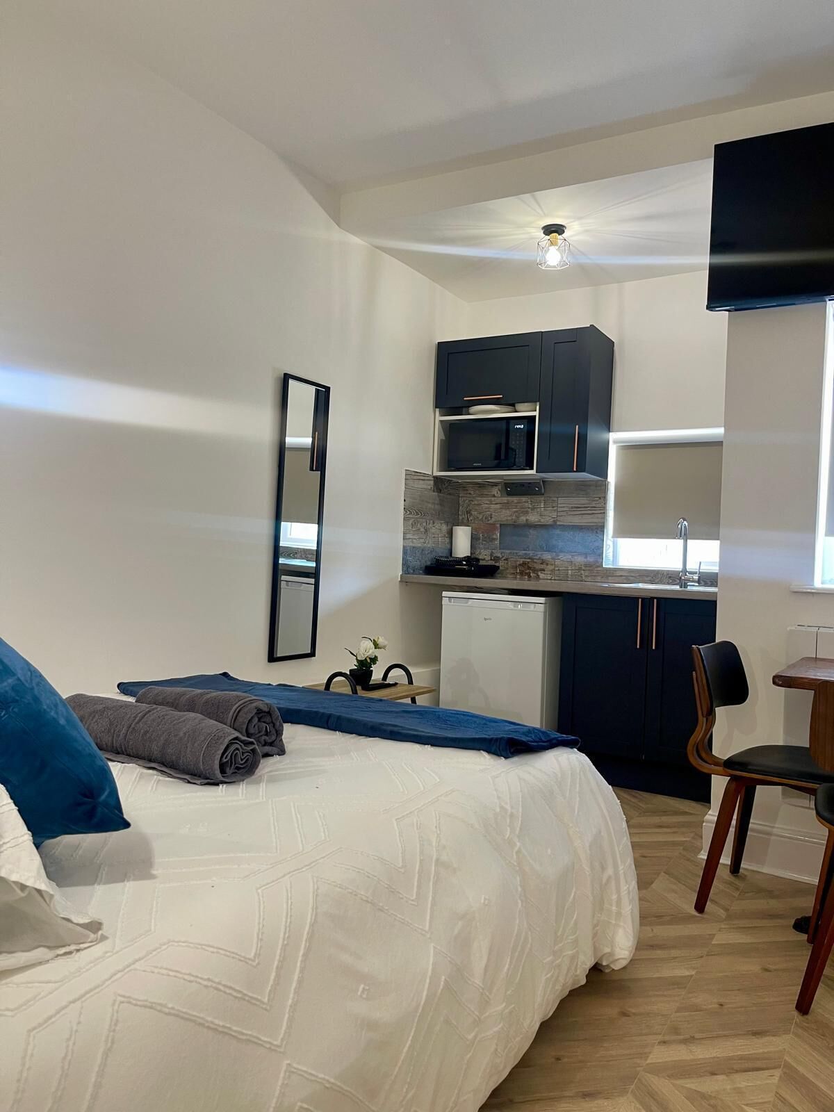 Escritorio, wifi gratis y ropa de cama 