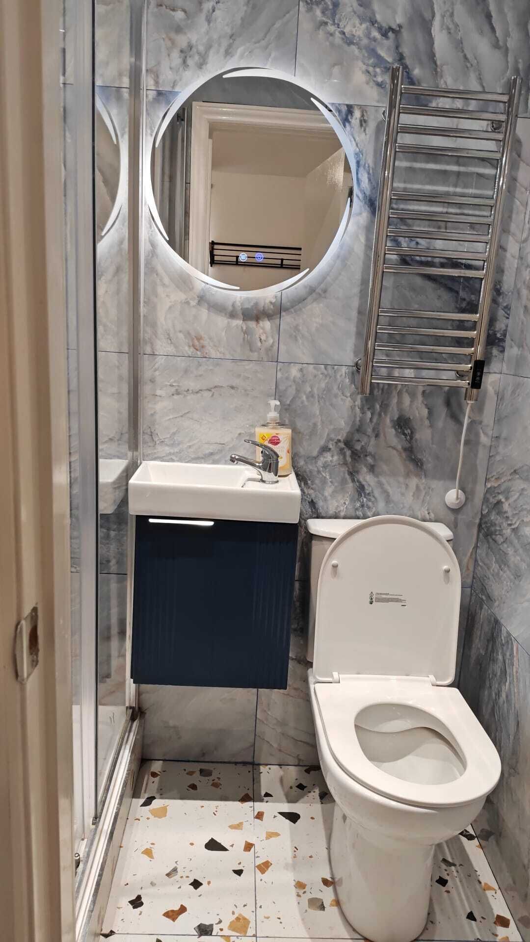 Estúdio superior, suíte | Banheiro | Chuveiro, produtos de toalete grátis