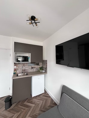 Deluxe Studio, Ensuite, City View | Shared kitchen