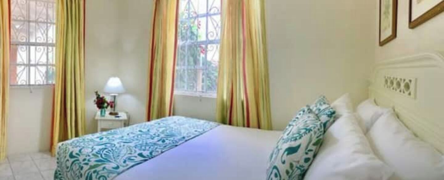 2 多间卧室、客房内保险箱、办公桌、熨斗/熨衣板