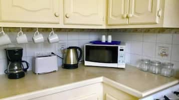 Een koelkast, een microgolfoven, een oven, een kookplaat