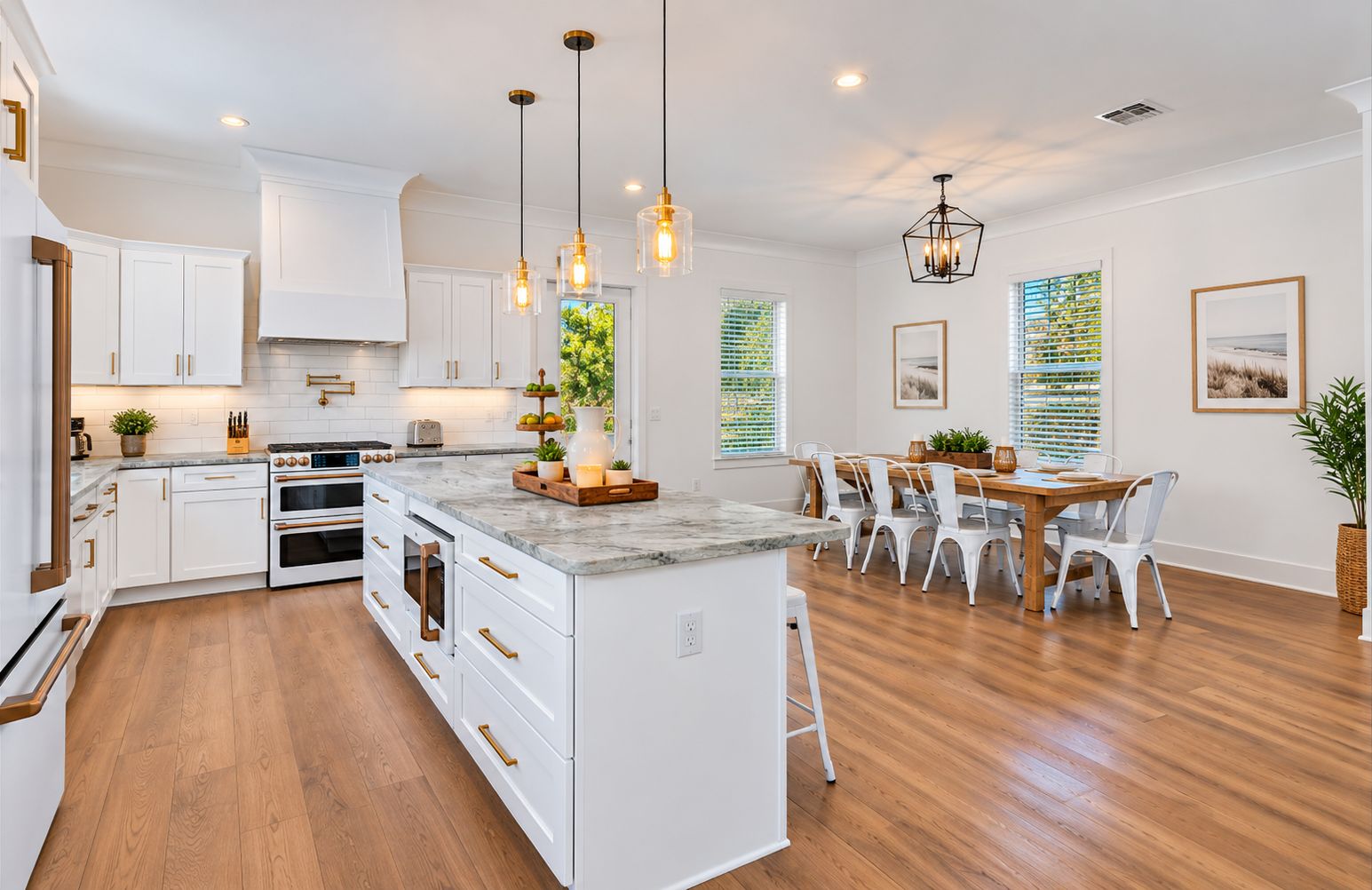 Fully Equipped Kitchen with a Welcoming Dining Area