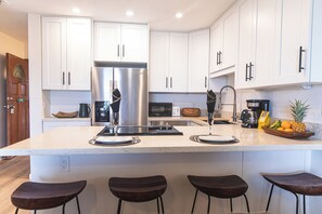 Refrigerador, microondas, horno, placa de cocina