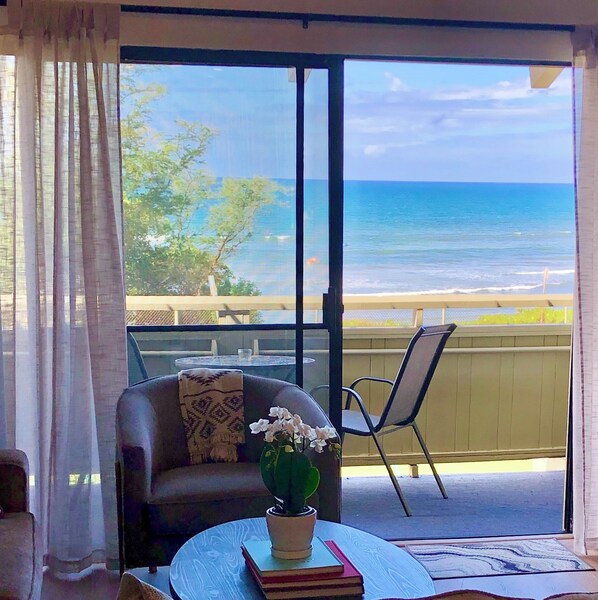 TV connectée, livres, écrans d'ordinateur