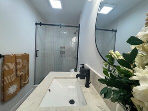 Shower, hair dryer, towels, soap - Ocean Front Condo, Modern & Bright (kihei)