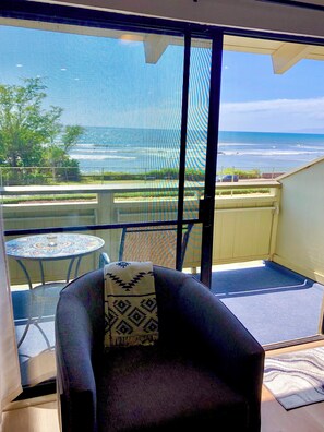 TV connectée, livres, écrans d'ordinateur