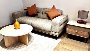 Deluxe studio | Woonruimte | Een 55-inch smart-tv met satellietzenders