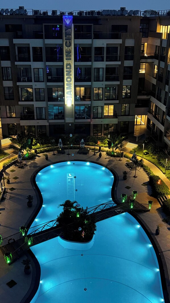 3 outdoor pools, open 7:00 AM to 9:30 PM, pool umbrellas