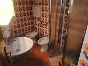 Shower, towels - Apartment 'Torino 79' with Shared Pool, Private Terrace and Balcony (Jesolo)