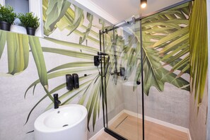 Shower, hair dryer, towels - StarDust Apartment - Cismigiu Gardens (Unknown)