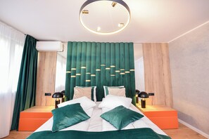 1 dormitorio, escritorio, tabla de planchar con plancha y Internet