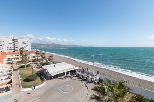 Beach nearby - Beachfront Apartment with Sea Views, Wi-Fi, and Air Conditioning (Málaga)