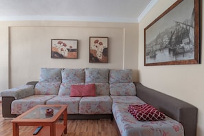 TV - Beachfront Apartment with Sea Views, Wi-Fi, and Air Conditioning (Málaga)