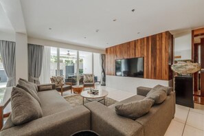 Smart TV - Private Pool Residence, 5 bedrooms, 5 bathrooms, 500 sqm size, at Surin Beach (Tambon Choeng Thale)