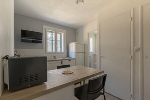Kühlschrank, Mikrowelle, Ofen, Geschirrspüler