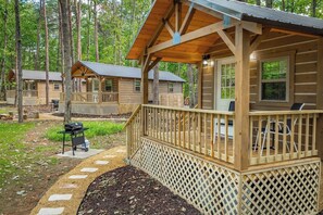 Terrace/patio - Bear Cave Forest Retreat Cabin + Hot Tub Getaway (Mentone)
