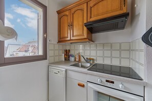 Frigorífico, microondas, horno y lavavajillas