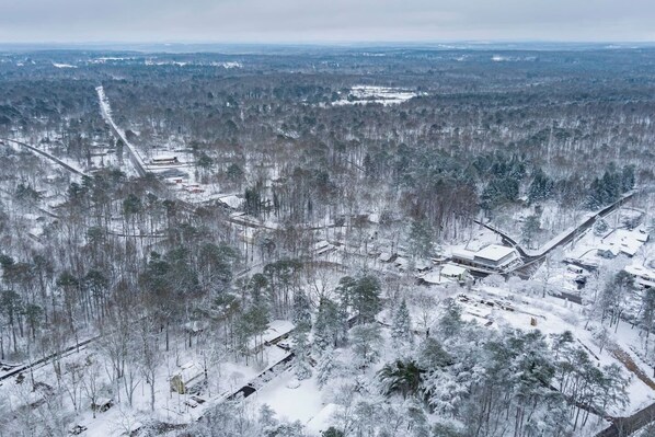Un paysage enneigé, avec des bâtiments et des arbres.