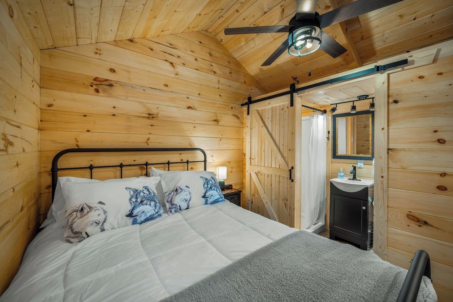 1 chambre, fer et planche à repasser, Wi-Fi gratuit, draps fournis