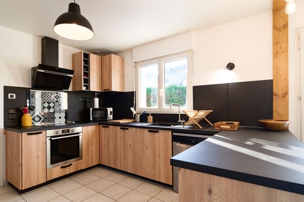 Kylskåp, mikrovågsugn, ugn och diskmaskin