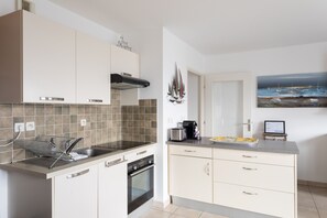 Kühlschrank, Mikrowelle, Ofen, Geschirrspüler