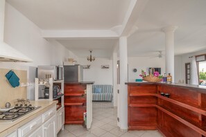 Fridge, microwave, oven, coffee/tea maker