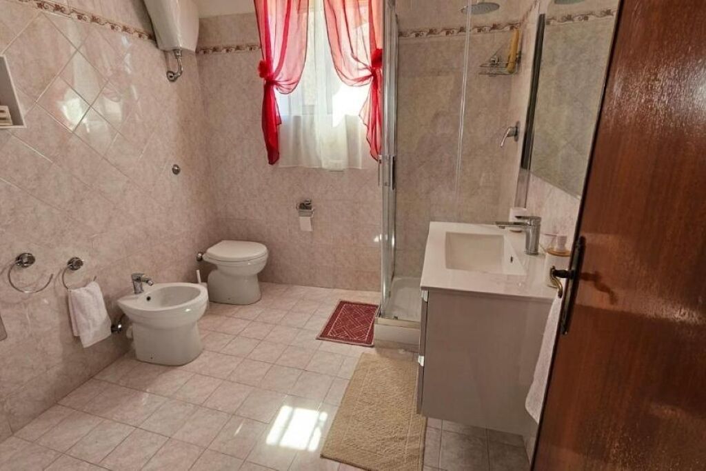 Douche, sèche-cheveux, bidet, serviettes fournies