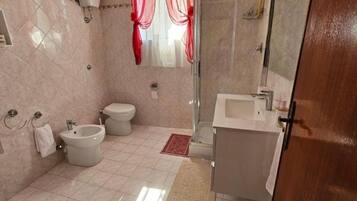 Douche, sĂšche-cheveux, bidet, serviettes fournies