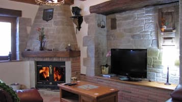 Een televisie en een open haard