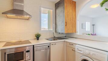 Een koelkast, een magnetron, een kookplaat, een vaatwasser