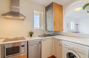 Réfrigérateur, micro-ondes, plaque de cuisson, lave-vaisselle