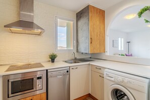 Frigorifero, microonde, piano cottura, lavastoviglie