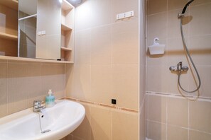 Een douche, een haardroger, handdoeken