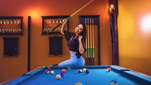 A pool table with various colored balls and a cue stick. - HOTEL SUMAWASI (Mocoa)