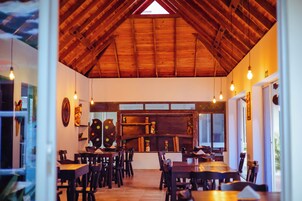 Se sirven desayunos, almuerzos y cenas; cocina local